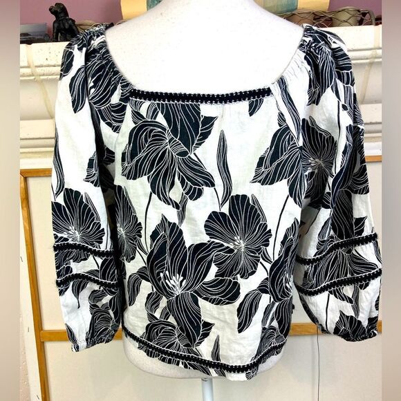 Tahari Linen on or Off Shoulder Floral Black and White blouse w/silver trim - Picture 3 of 15